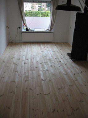 v/d Laan uit Amsterdam.. Grenen 180mm.. Onbehandeld.